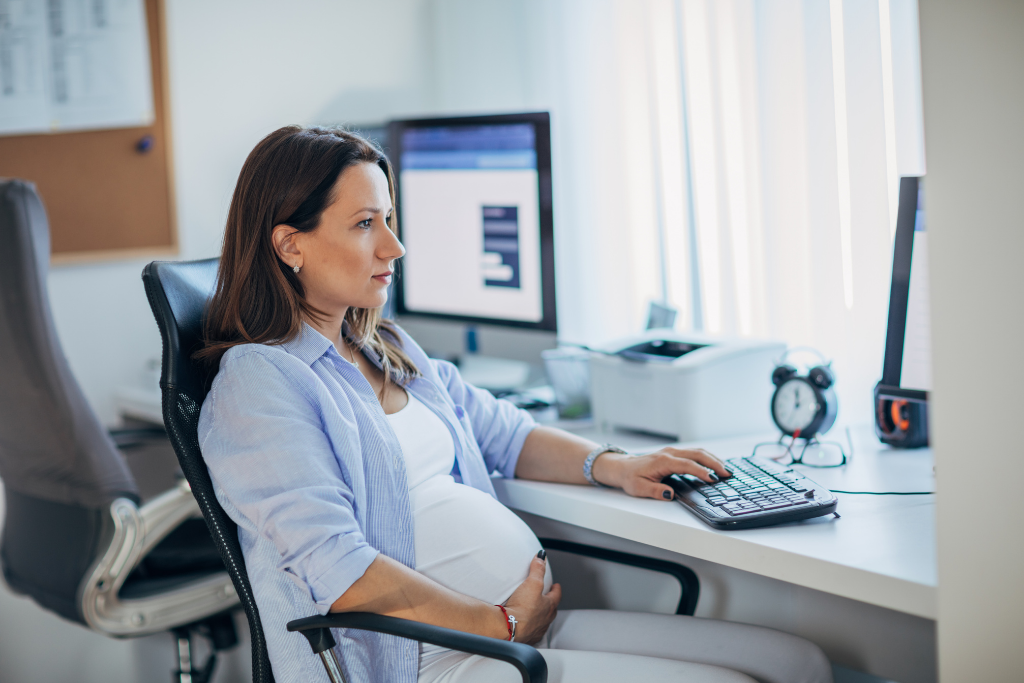 mom shopping online for the best pregnancy belly band