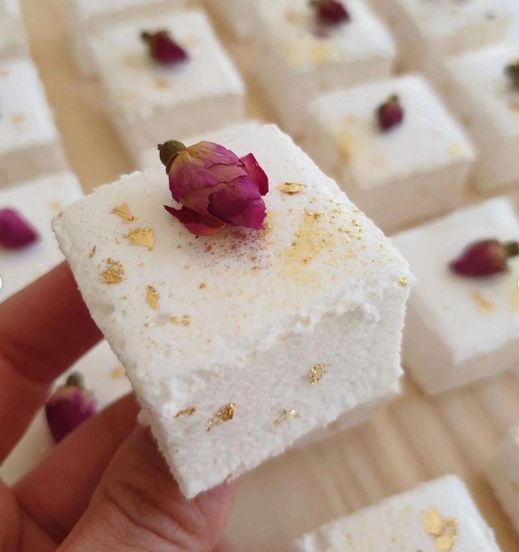 Goldie Lux Vanilla Bean Marshmallow Cube -These 'mallows are worth their weight in GOLD!✨  We adorned these understated beauties with gold foil and edible flowers 🌹So simple, yet so luxurious, the perfect Valentine's Day treat! 