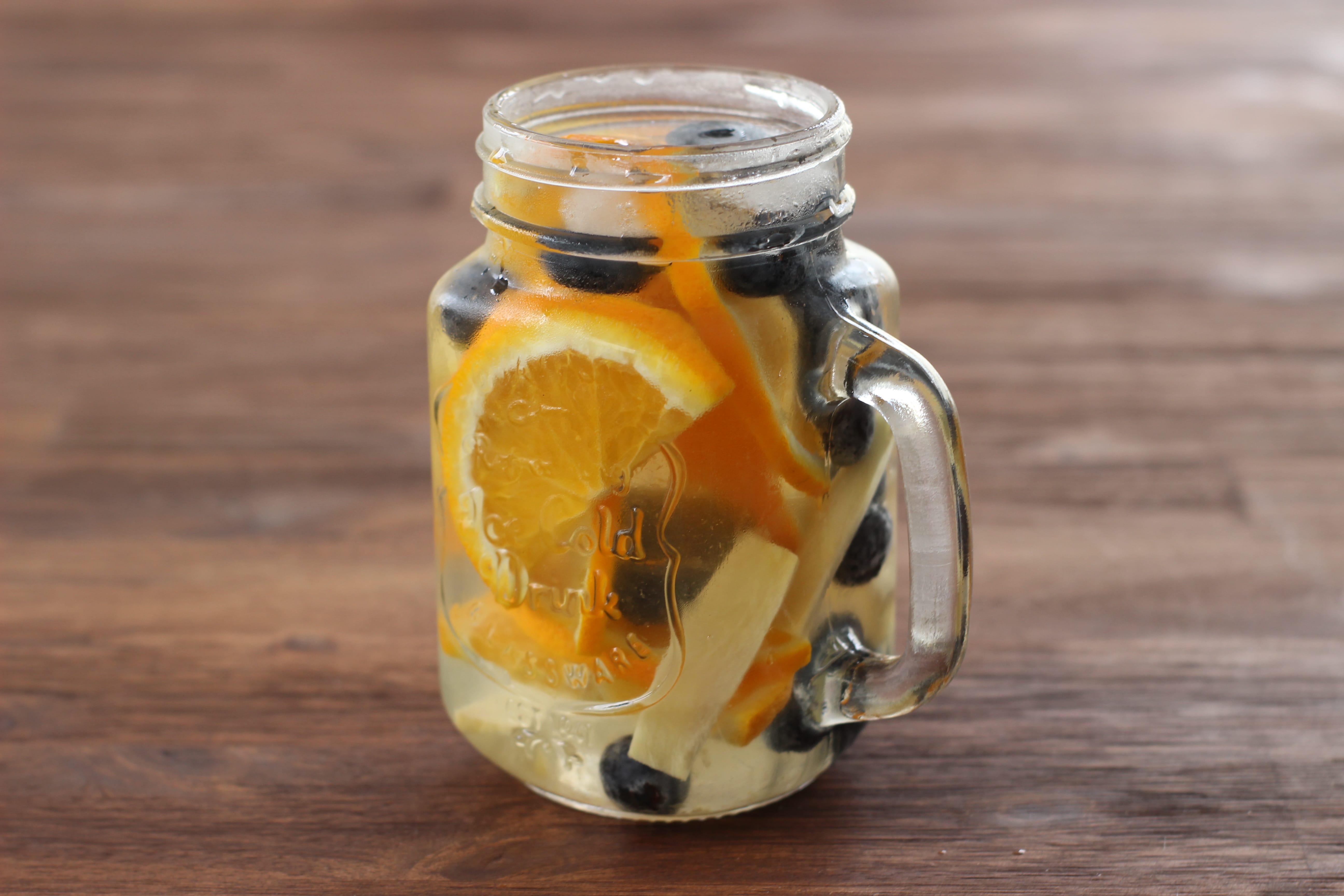 Mit Orange, Blaubeere und Ingwer aromatisiertes Wasser