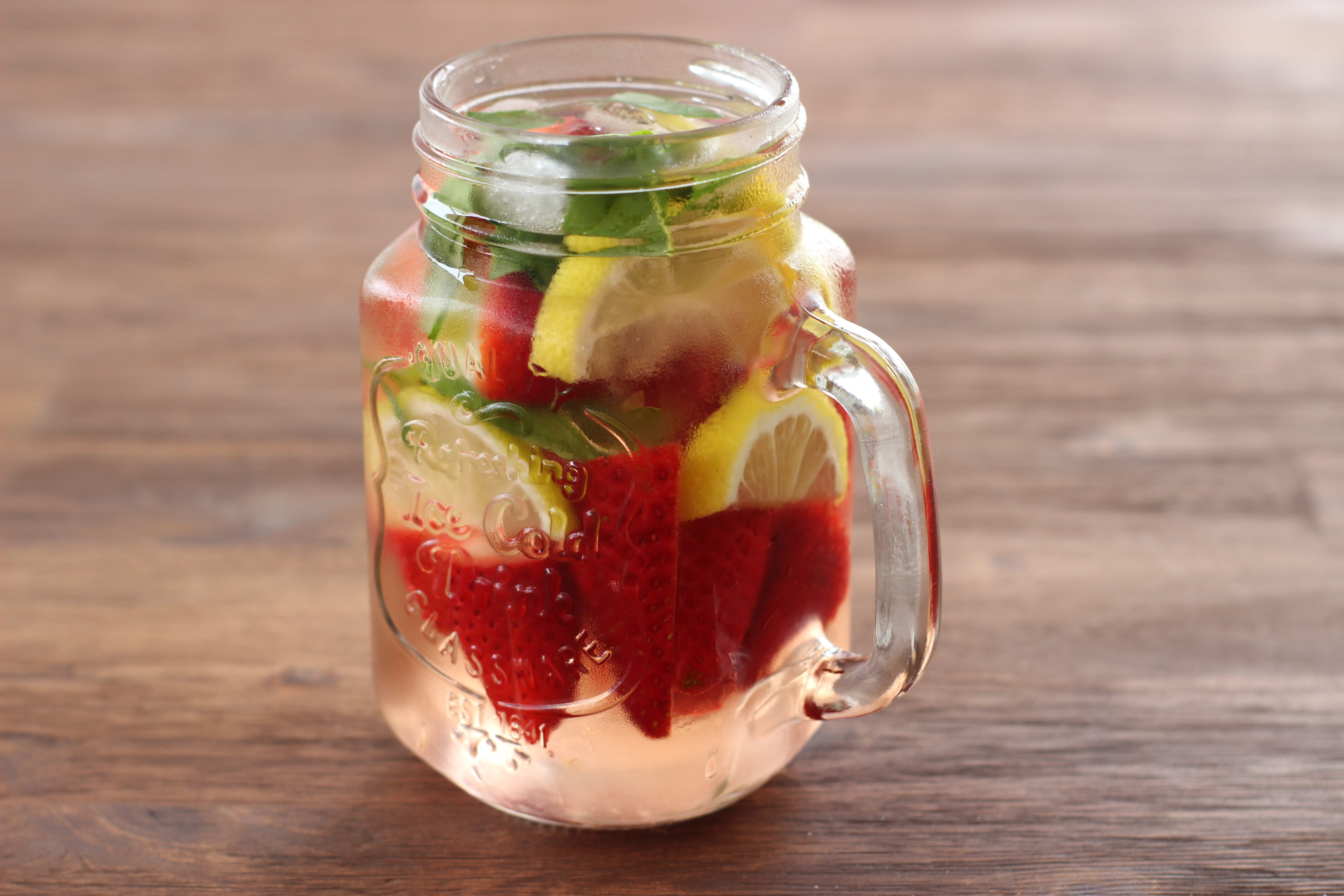 Mit Erdbeere, Basilikum und Zitrone aromatisiertes Wasser