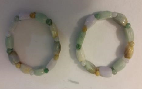 This colorful jade bracelet is made from jade pieces with turtle shell lines on the surface. 