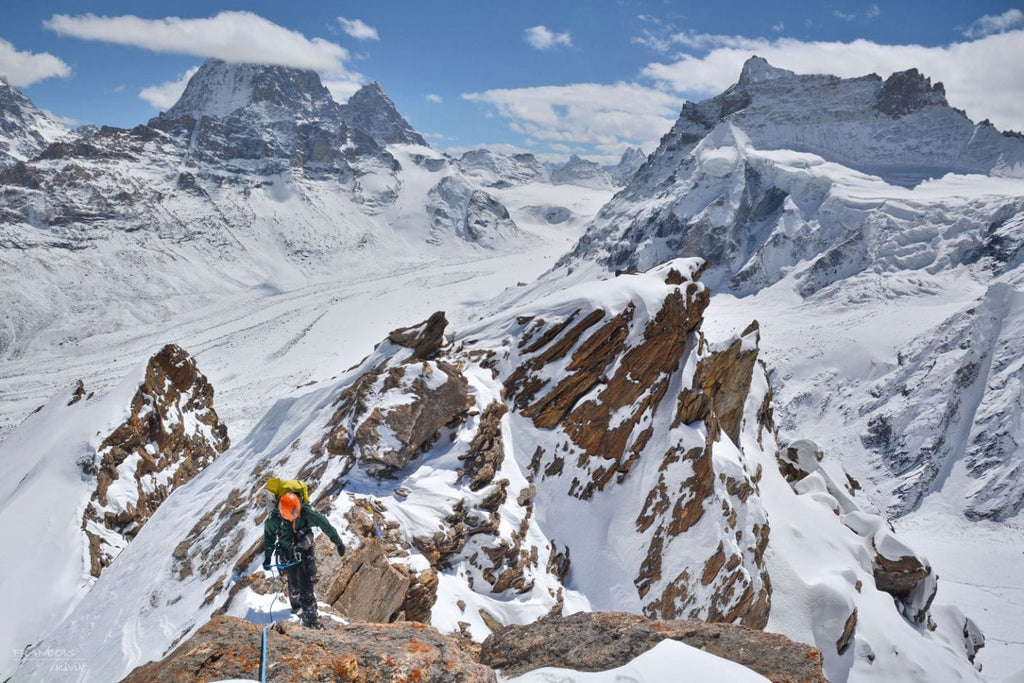 Nelson Pelson sur un sommet vierge en Himalaya, Inde