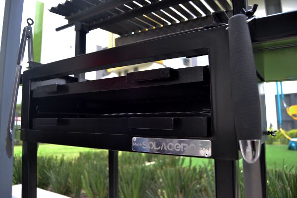 Asadores para jardín; toma de un asador vista desde abajo colocado en un jardín