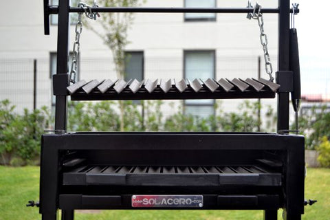 grill; corte de carne con sus complementos