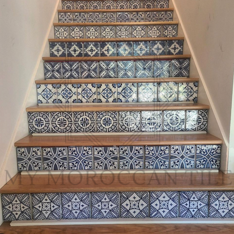 Aplicación de azulejos marroquíes pintados a mano como contrahuellas de escaleras.