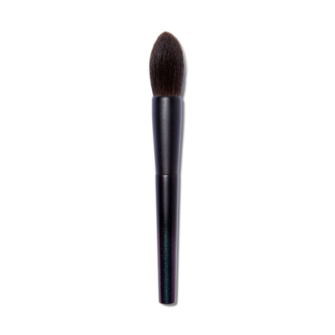 The Surratt Artisitique highlight brush with a black handled and black natural bristles. Brush is tapered to a soft point.