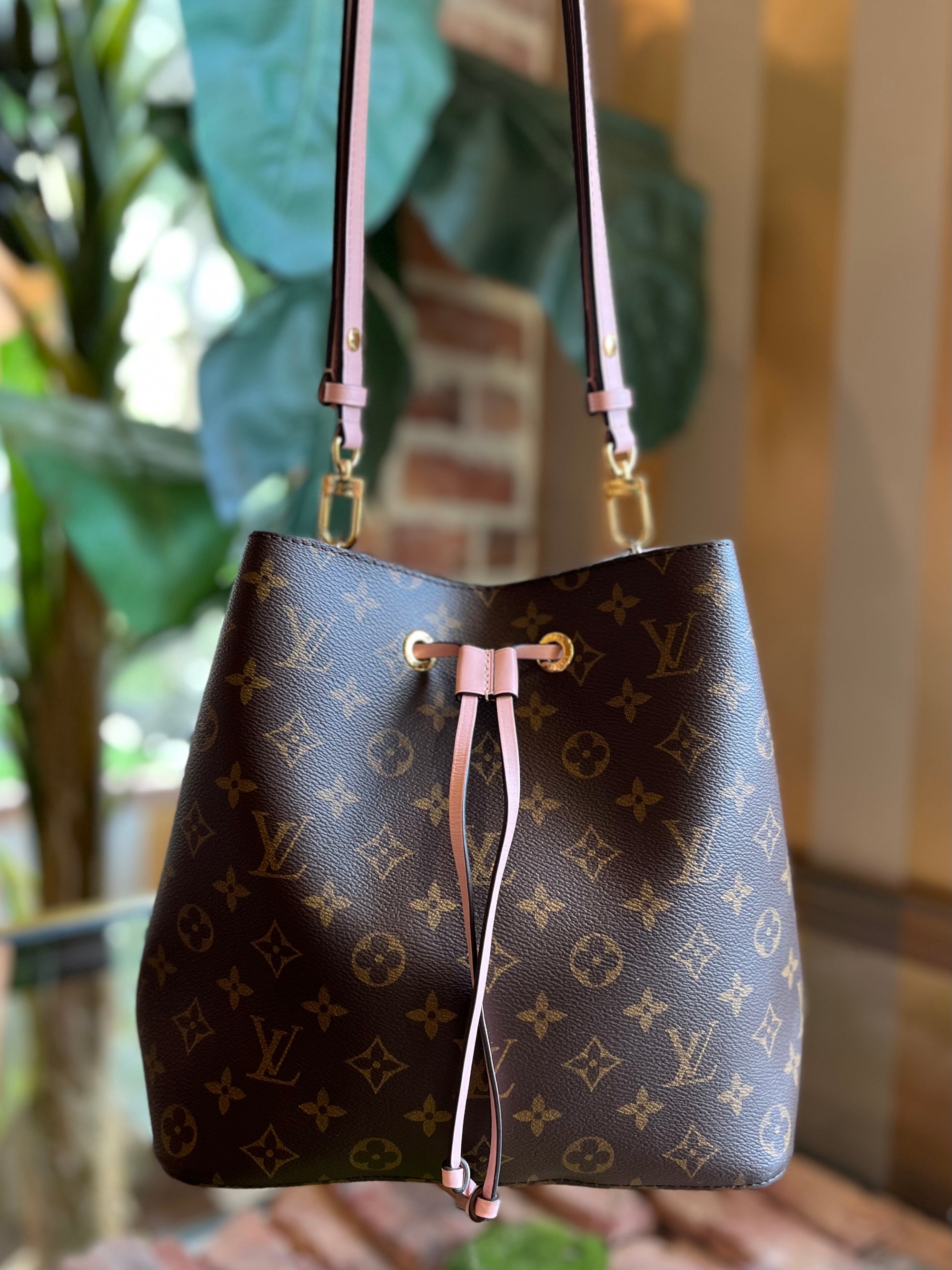 Louis Vuitton Magnolia Monogram Mahina Leather Scala Mini Pouch Bag -  Yoogi's Closet