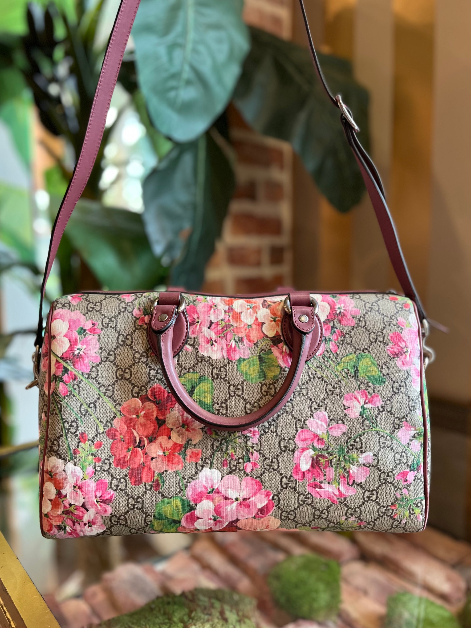 Louis Vuitton Rose Poudre Monogram Canvas Neonoe Bag - Yoogi's Closet