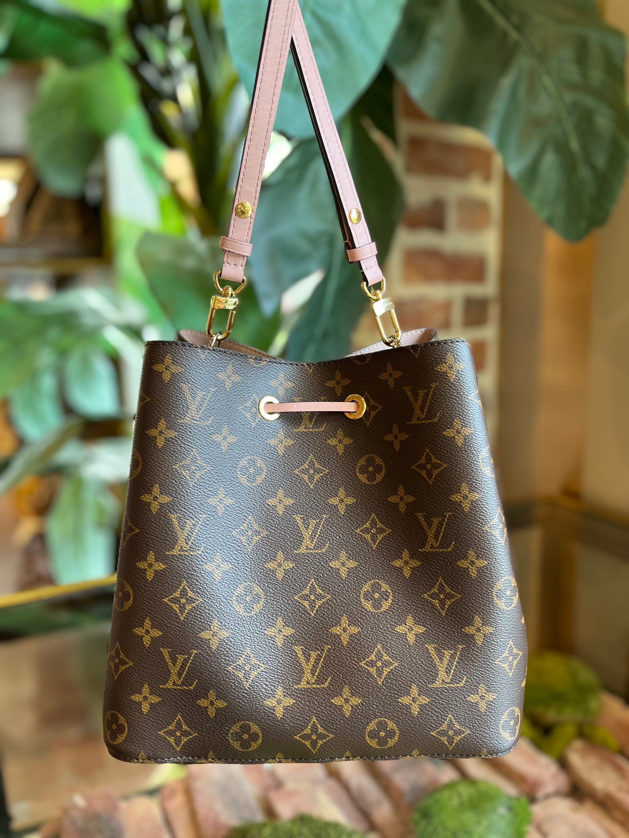 Louis Vuitton Magnolia Monogram Mahina Leather Scala Mini Pouch Bag -  Yoogi's Closet