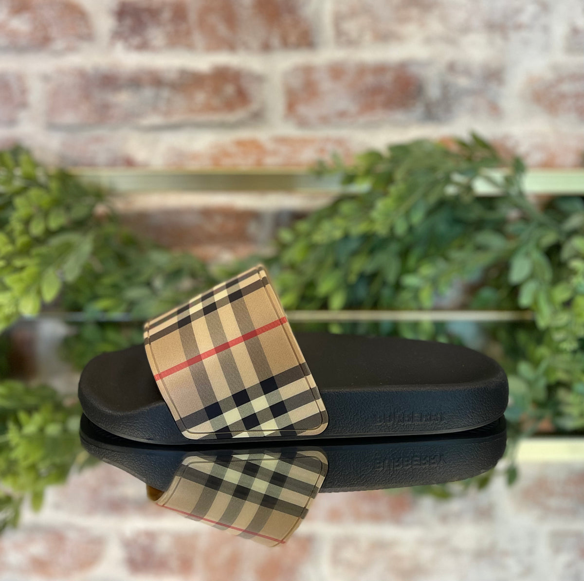 Burberry Check Slides SZ 39 - The Purse Ladies