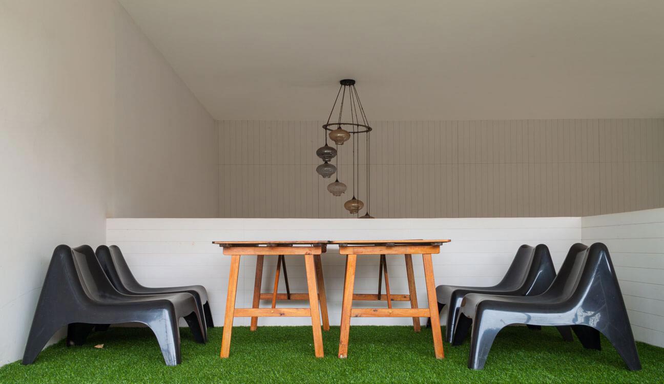 Greenside Job: 5 Ideas to Level-up Your Interior With Fake Grass Decor