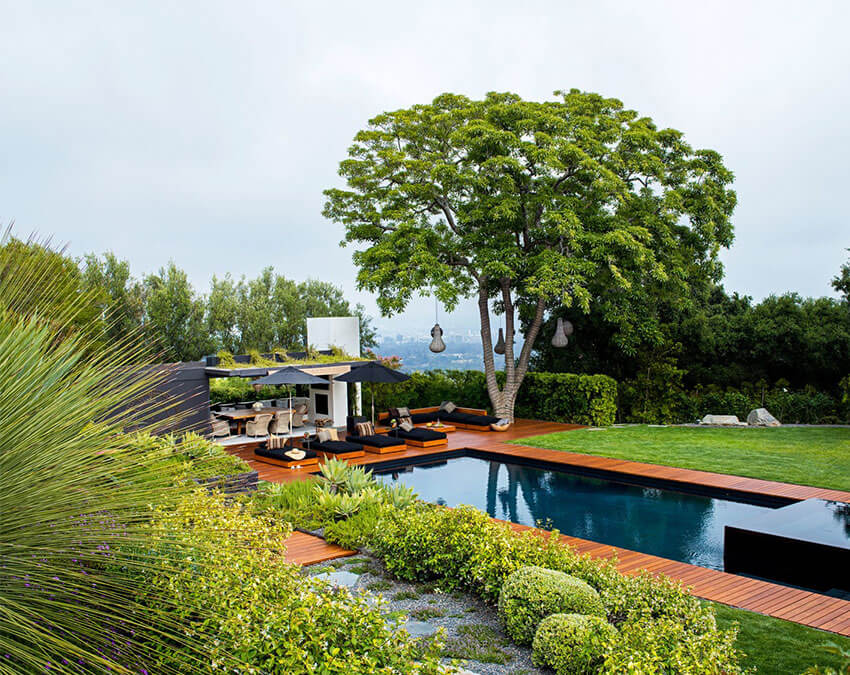 Jennifer Aniston and Justin Theroux Backyard