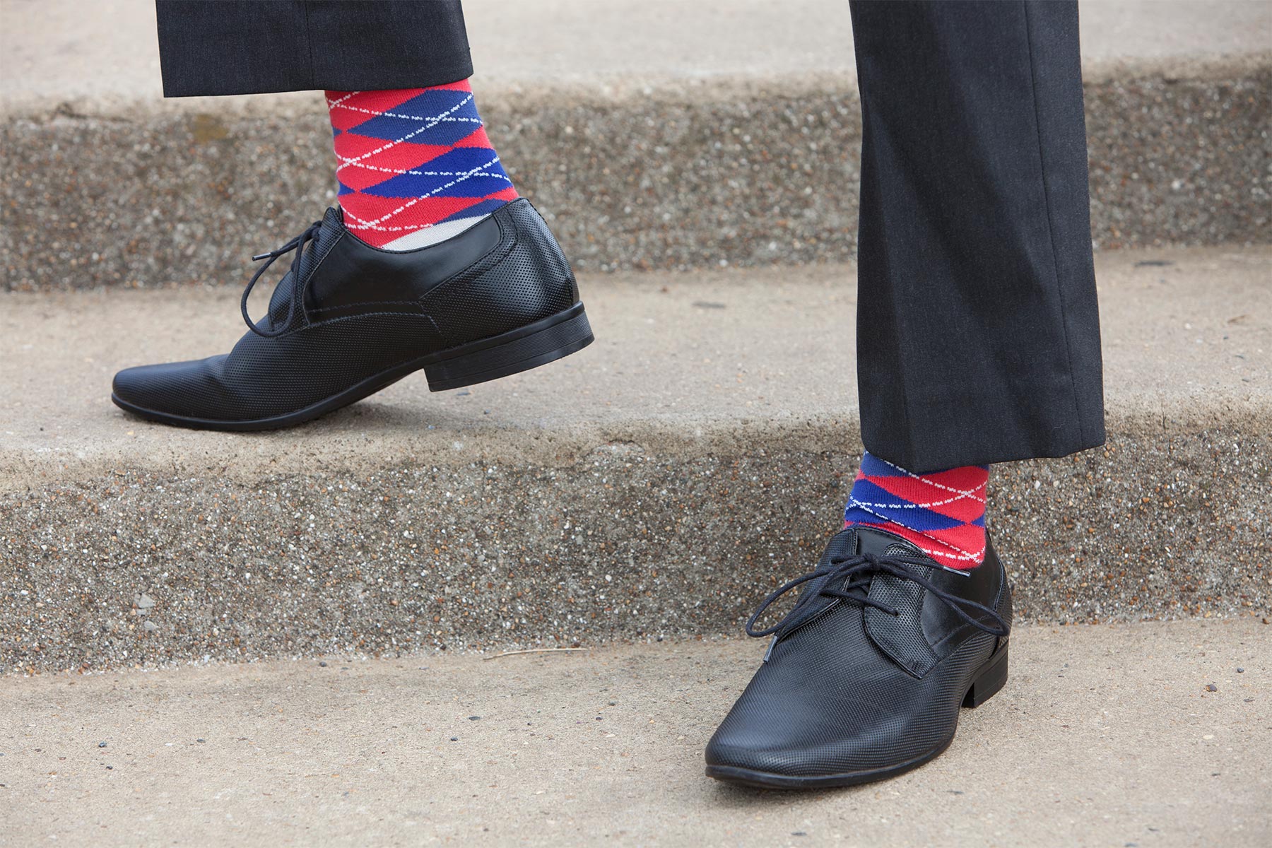Peper Harow colourful crimson Argyle black tie socks