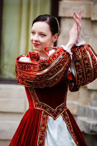 Woman dressed in medieval dress