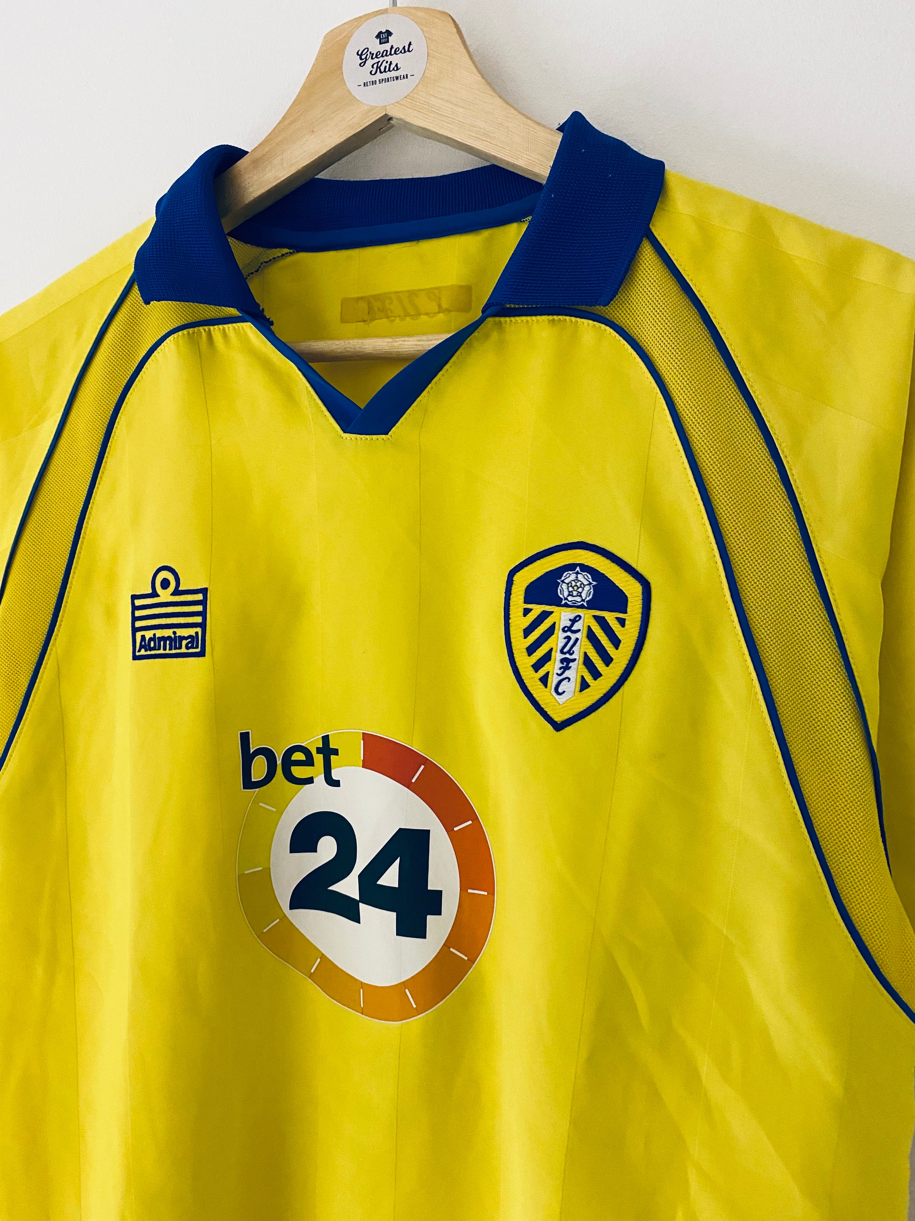 leeds united red kite kit