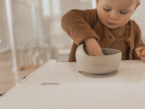 toddlers eating at table