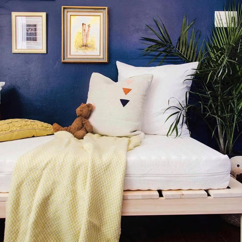 Se muestra el colchón infantil Essentia Grateful Bed JR en una habitación infantil con paredes azules