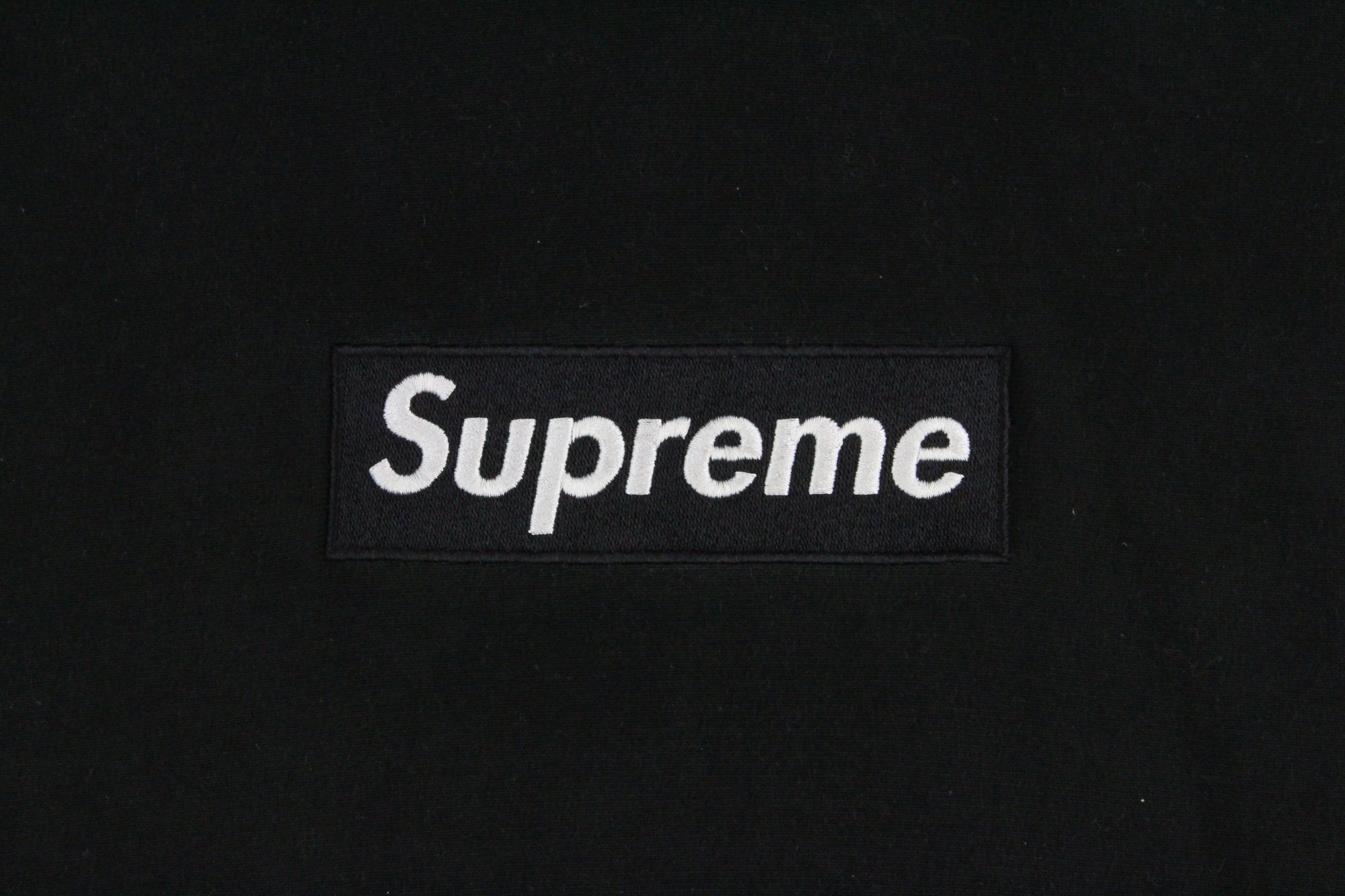 logo supreme black