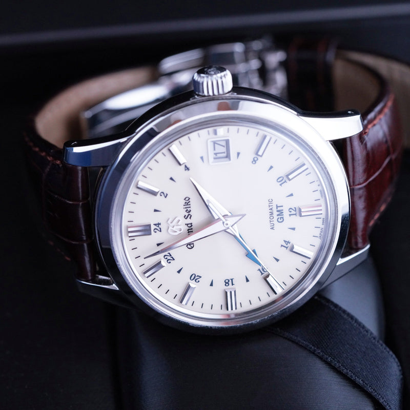 Grand Seiko Elegance GMT SBGM221 Calibre 9S66 – Subdial