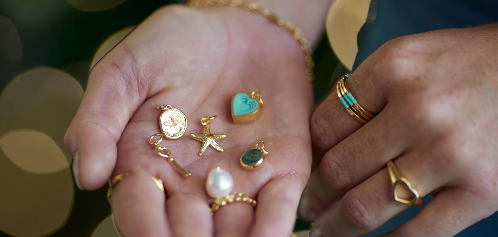 Une sélection de charms dorés, turquoises et perles