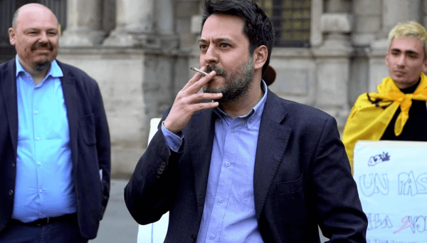 Daniele Nahum fuma marijuana davanti Palazzo Marino