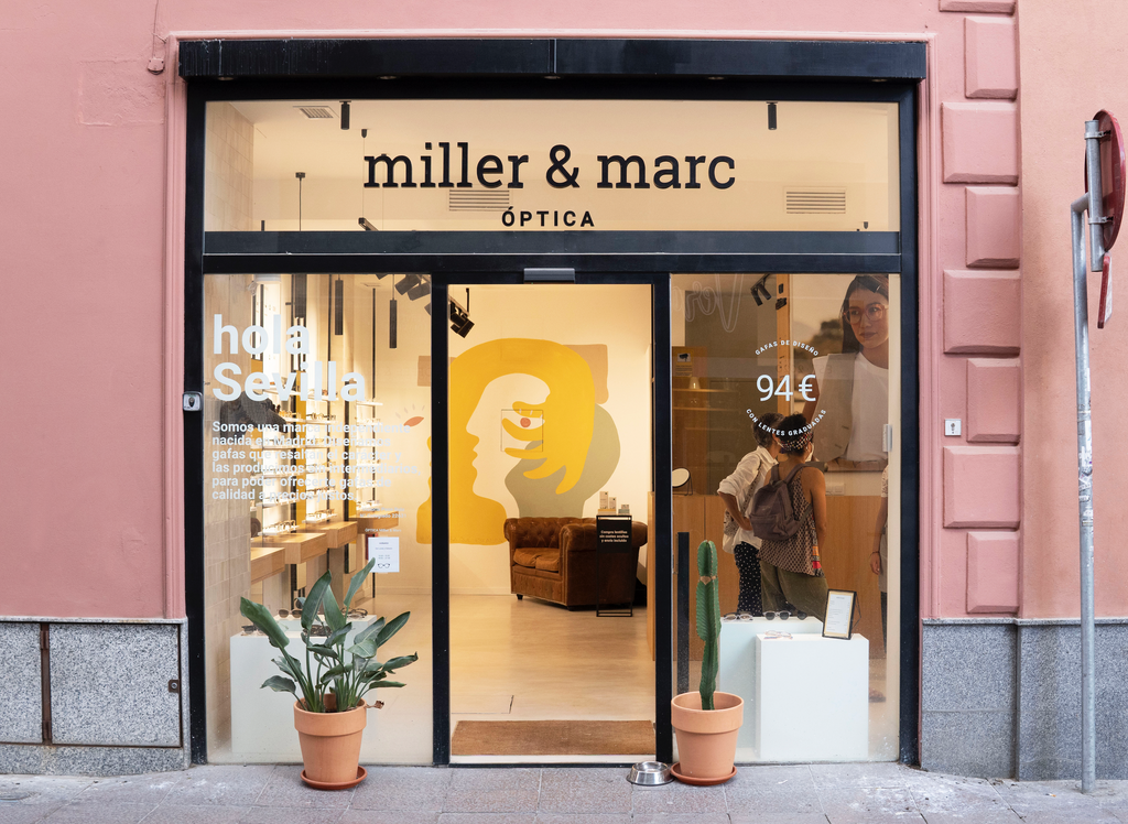 Facha de tienda Miller & Marc con obra de Más Cara que Espalda