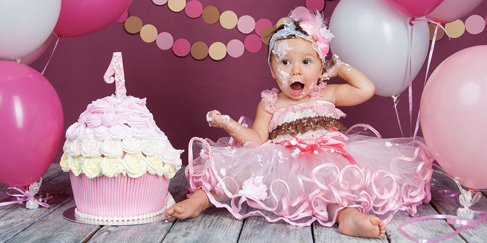 bébé fille mangeant un smash cake