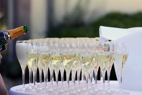 célébrer le baptême avec une fête et des coupes de champagne