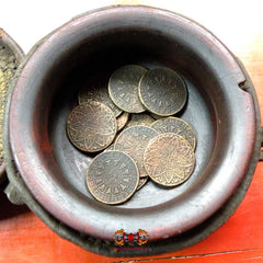 Monnaie de temple et billets magiques.