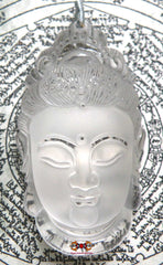 Pendentif visage de guan yin en cristal.