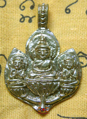 Médaille aux trois bouddha de luang phor thongpoon.