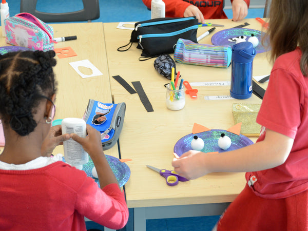 Atelier de bricolage dans une classe de maternelle