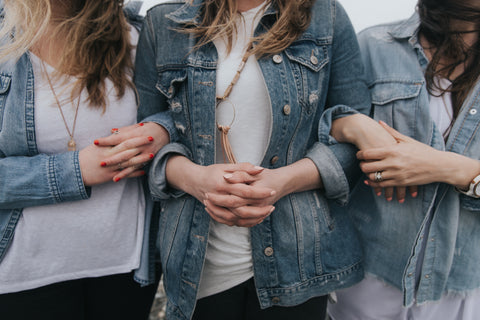 donne che sostengono le donne, donne unite, consapevolezza della salute del seno, mese della consapevolezza della salute del seno, reggiseni sportivi, solidarietà