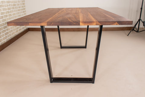 The end of a dining table with a Seymour Edge.