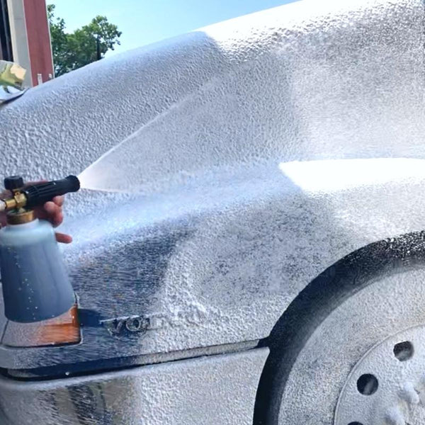 Platinum Wash producing thick suds on a Volvo Semi Truck