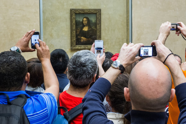 Crowd of tourists photographing the Mona Lisa, 13 April 2016, Thomas Staub, CC BY-SA 4.0