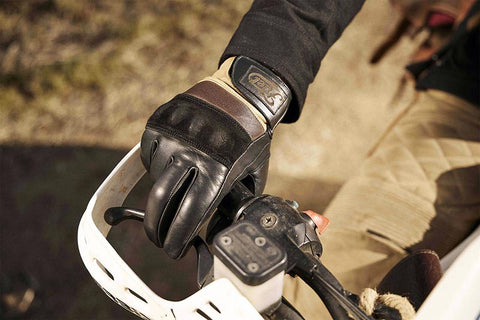 Ein Paar TRIPLE CROWN-Handschuhe von Fuel Motorcycles.