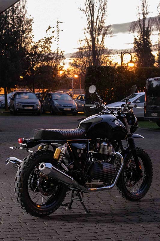 Caches latéraux scrambler vintage Bonvent Motorbikes sur Royal Enfield.