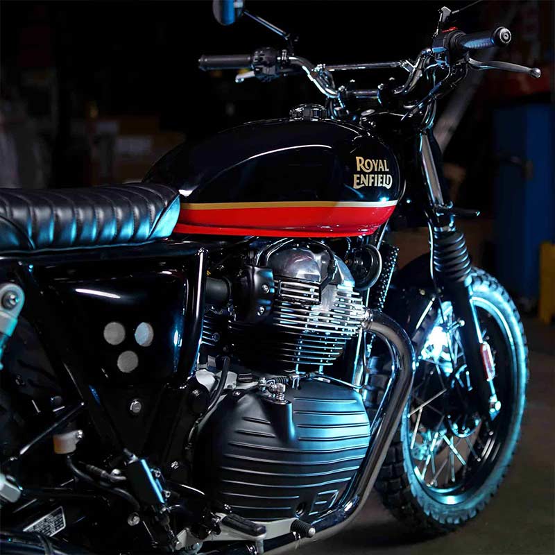 Vintage Scrambler-Seitenabdeckungen auf Royal Enfield.