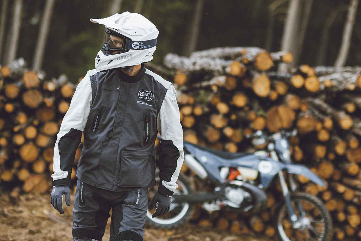 Équipement enduro Dark Grey Endurage Fuel Motorcycles.