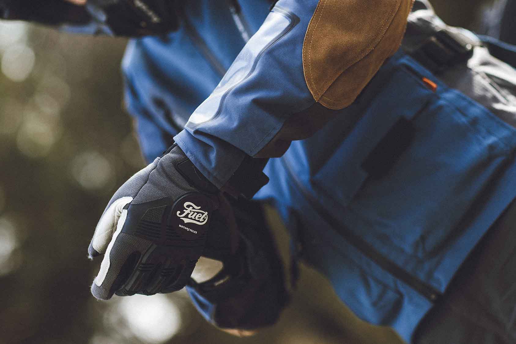 Dunkelgraue Motorradhandschuhe von Asrail Fuel Motorcycles.