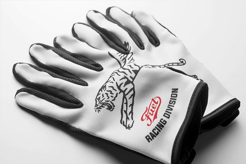 Blackpines.fr offer: Racing Division gloves offered for the purchase of the complete Racing Division collection.