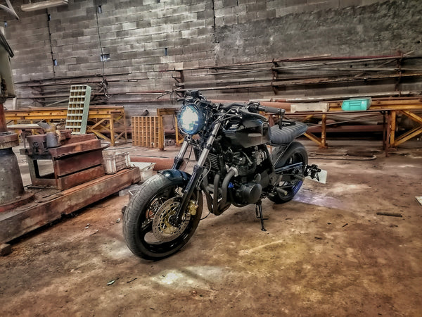 Kawasaki Zr7 im Black Brat-Stil zubereitet