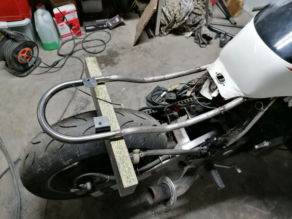 montage boucle de cadre moto