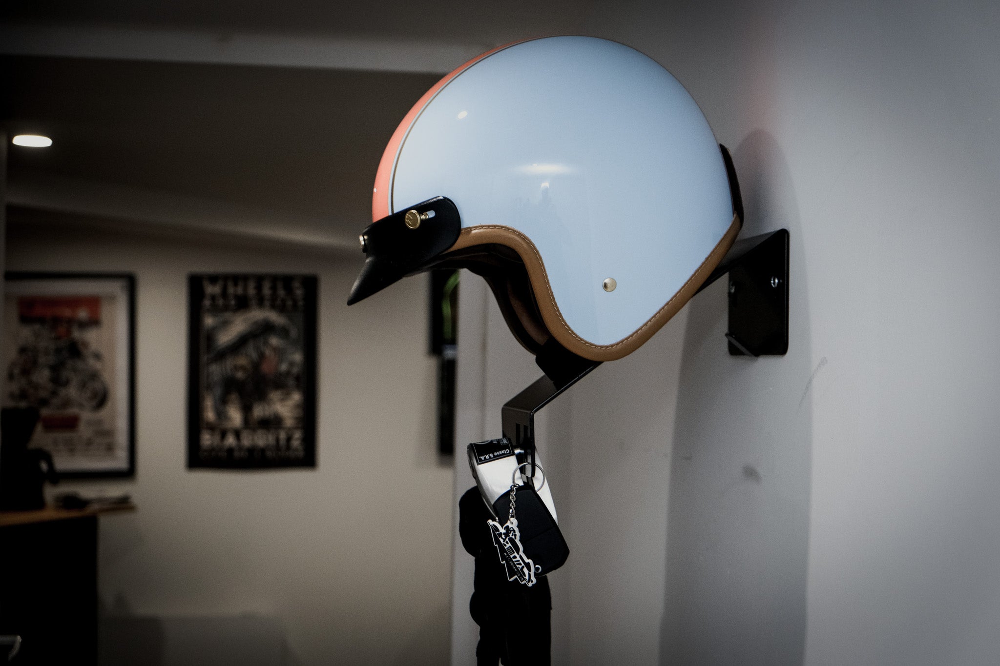 Blackpines helmet support with jet helmet.