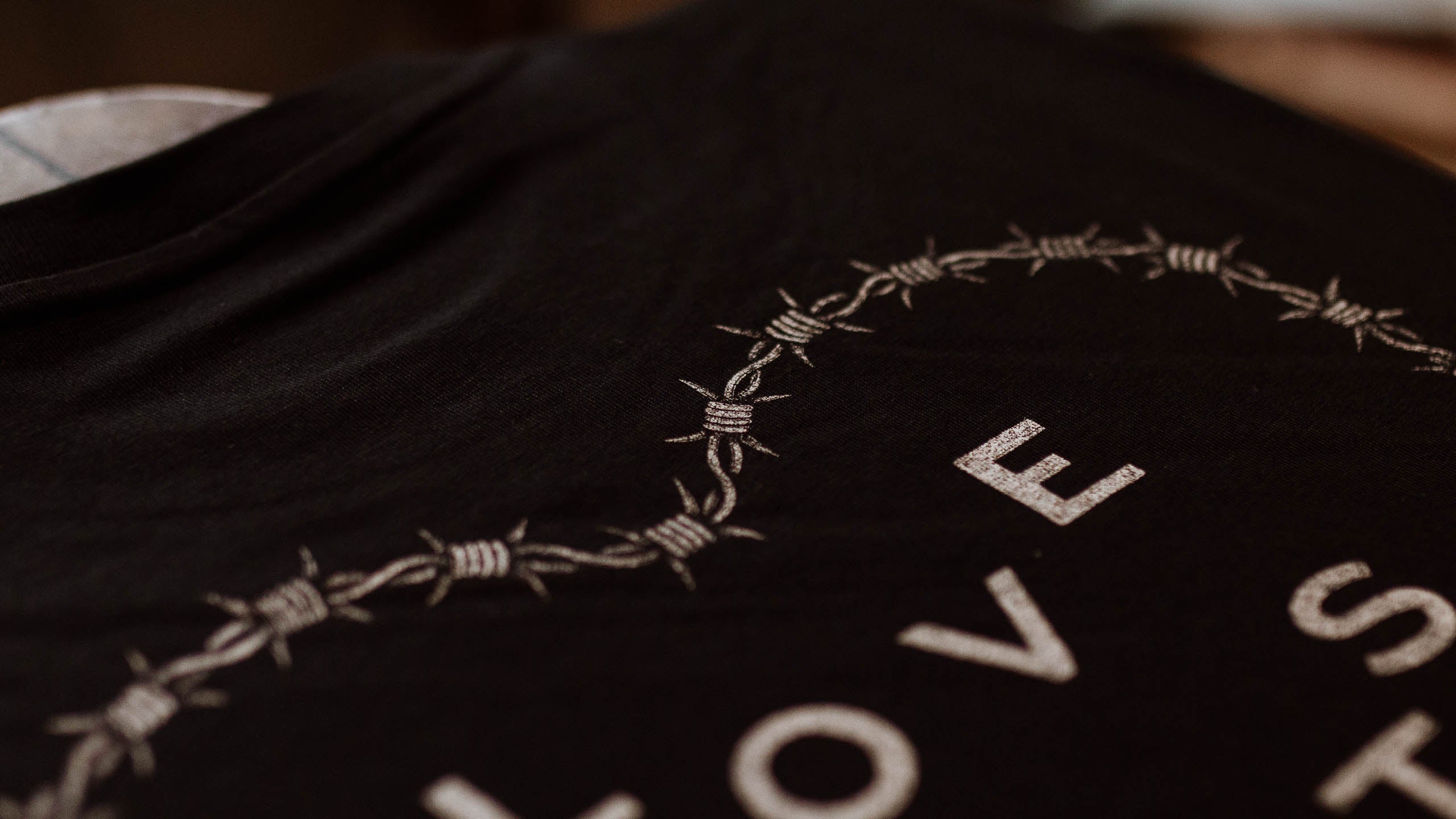 'LOVE HURTS' - Longsleeve