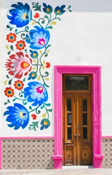 casa con puerta decorada con flores