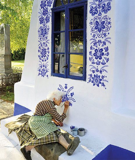 Mujer anciana pintado casa