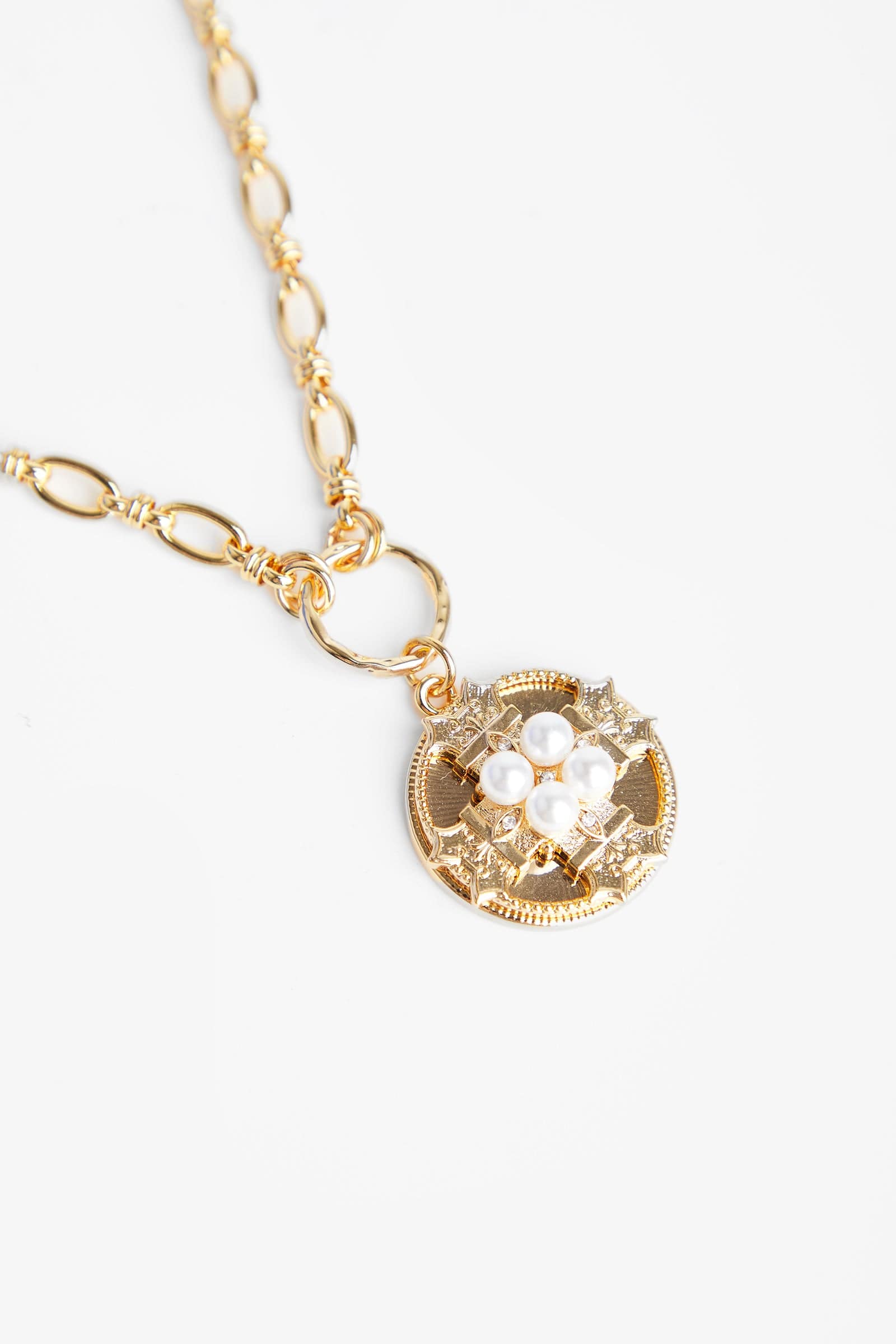 

Gold Pendant Chain Link Necklace
