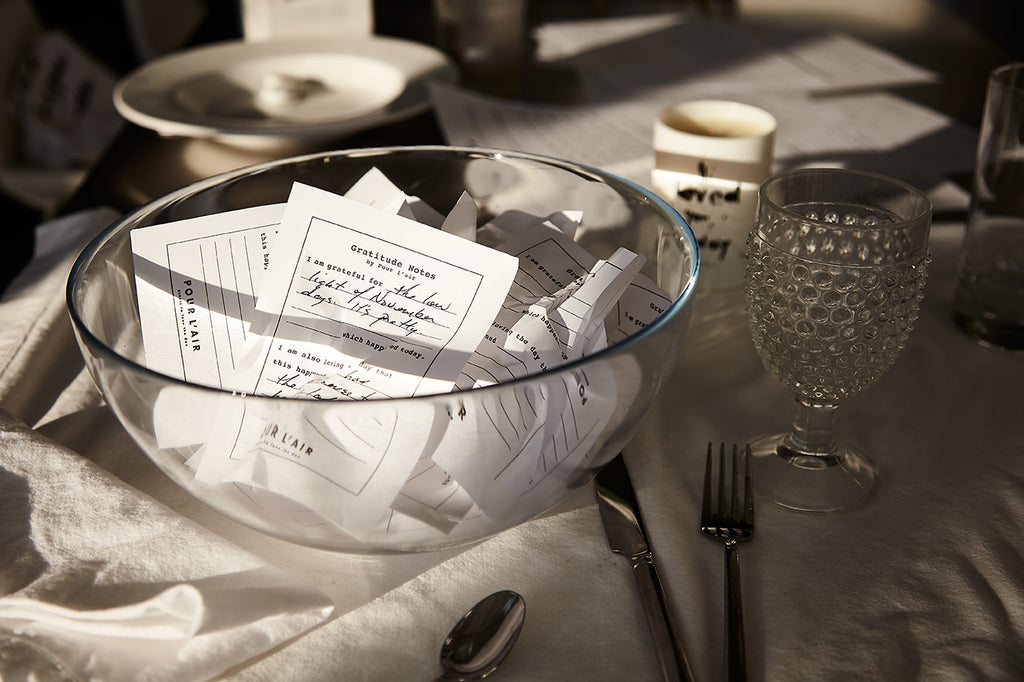 Thanksgiving notes centre piece idea. Thankful tablescape by Pour l'air Scents